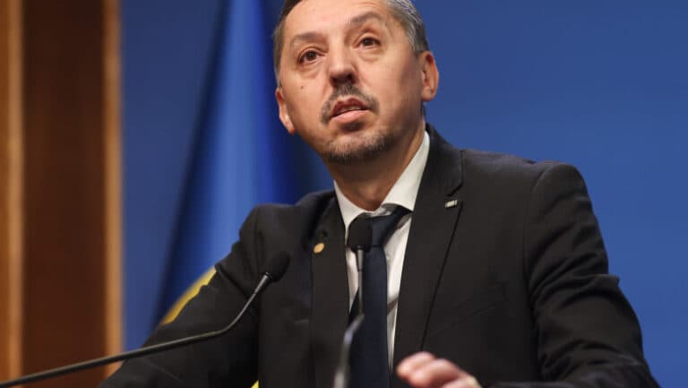 Ministrul Daniel David clarifică acuzațiile de cenzură în educație: „Nu este vorba de cenzură, ci de bune practici europene.”