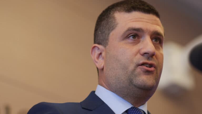 Ministrul Economiei comentează afirmațiile lui Bolojan despre călătoriile externe: „Unii angajați mergeau doar pentru a face poze.”