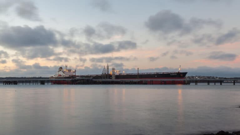 Explozie enigmatică pe un petrolier cu o încărcătură de 1 milion de barili de țiței, care a făcut o oprire într-un port din Rusia.