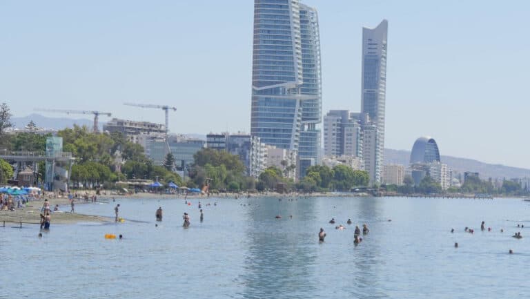Vaporii invizibili ai Rusiei contaminează plajele din Cipru cu ulei.