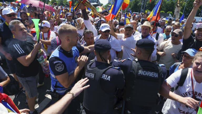 Încercări de violență la protestul susținătorilor lui Călin Georgescu: Un bărbat surprins cu un cuțit în mijlocul confruntării cu jandarmii.