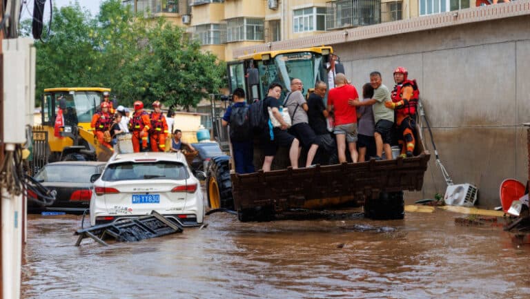 Furtuni devastatoare în China: 30 de vieți pierdute și peste 80.000 de oameni evacuați din Beijing