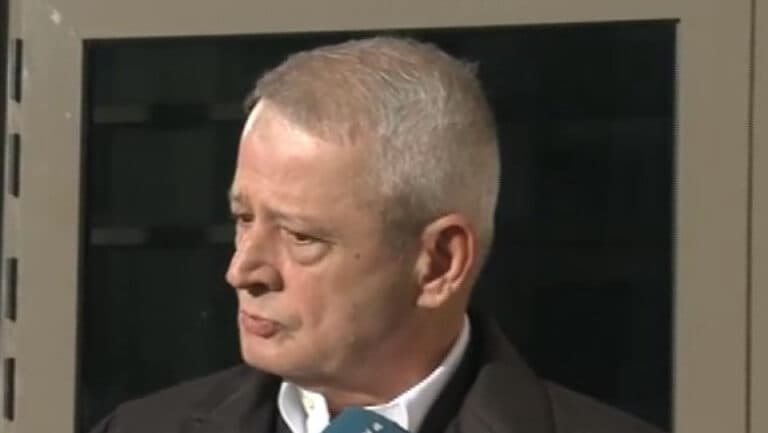 Sorin Oprescu, surprins bucurându-se de soare pe terasa grecească, în ciuda condamnării la 10 ani de închisoare și a imposibilității de extrădare.
