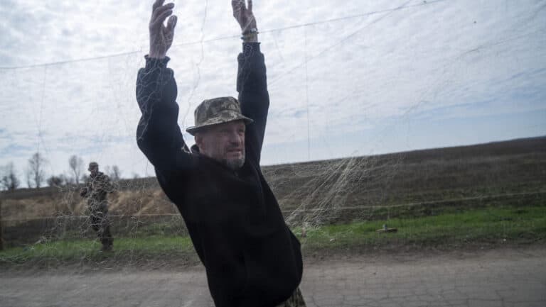 Tehnologie în luptă: Cum Ucraina folosește plase ingenioase pentru a captura dronele rusești.