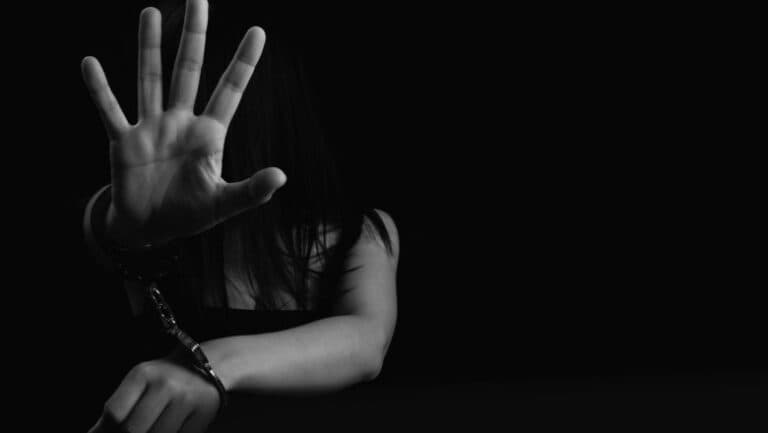 Relații periculoase: Cum traficanții își atrag victimele din sânul familiei și al apropiaților