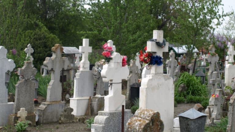 Escrocherie de peste 1,3 milioane de lei în domeniul monumentelor funerare la Iași.