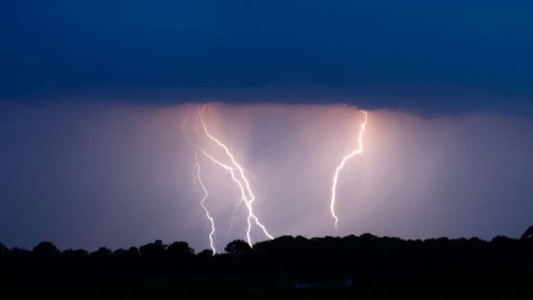 Furtuni devastatoare în Bihor și Maramureș: zeci de mii de locuințe rămân fără electricitate, iar un bloc din Ulmeni își pierde acoperișul