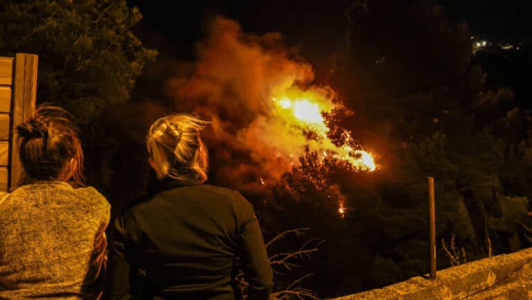 Incendiul de la marginea Marsiliei a fost stăvilit, dar prefectul subliniază riscul apariției unor noi focare.