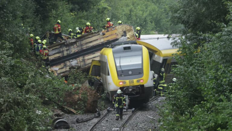 Germania: Deraierea unui tren cu 100 de călători stârnește confuzie cu privire la numărul de victime