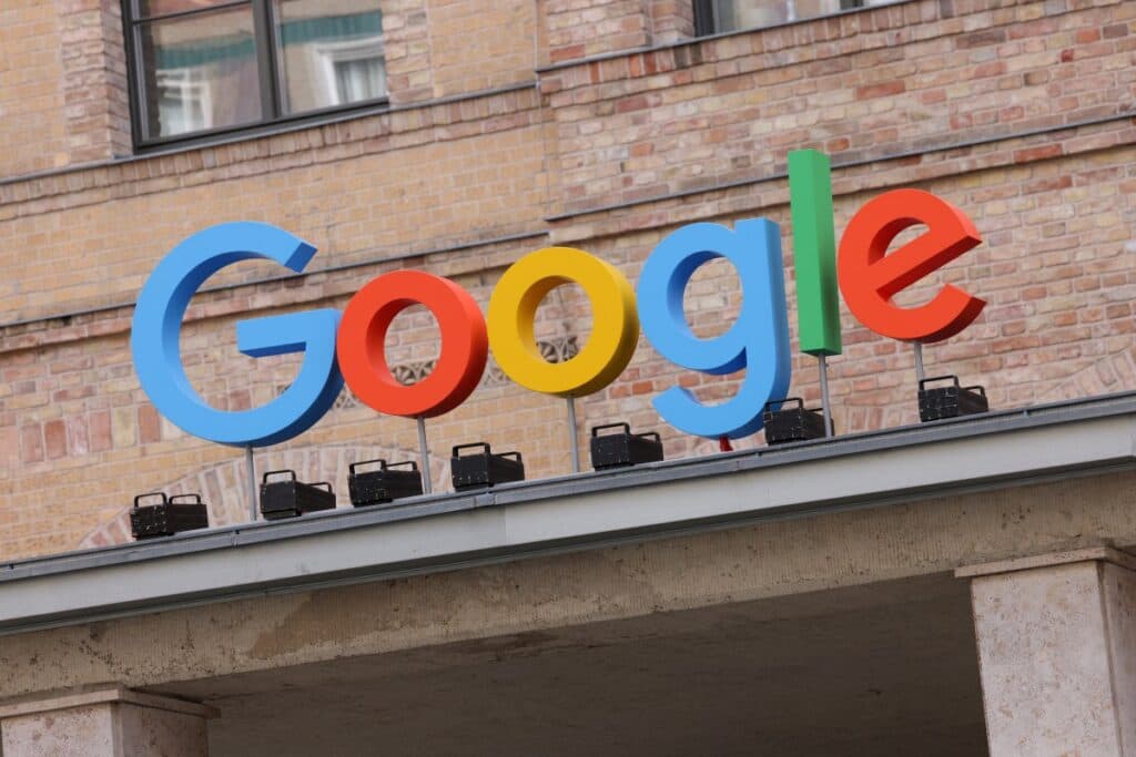 Noua funcție AI de la Google îți permite să încerci hainele din confortul casei tale
