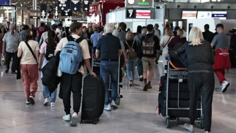 Aeroporturile din Franța, în criză: peste 900 de zboruri anulate joi din cauza protestului controlorilor de trafic aerian.