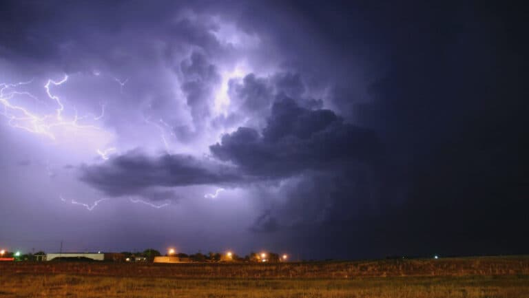 Alertă meteo: coduri portocalii pentru caniculă și furtuni în zonele vizate.