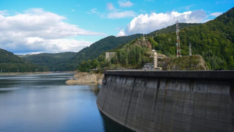 Hidroelectrica dă startul golirii lacului Vidraru, un eveniment rar întâlnit din 1974