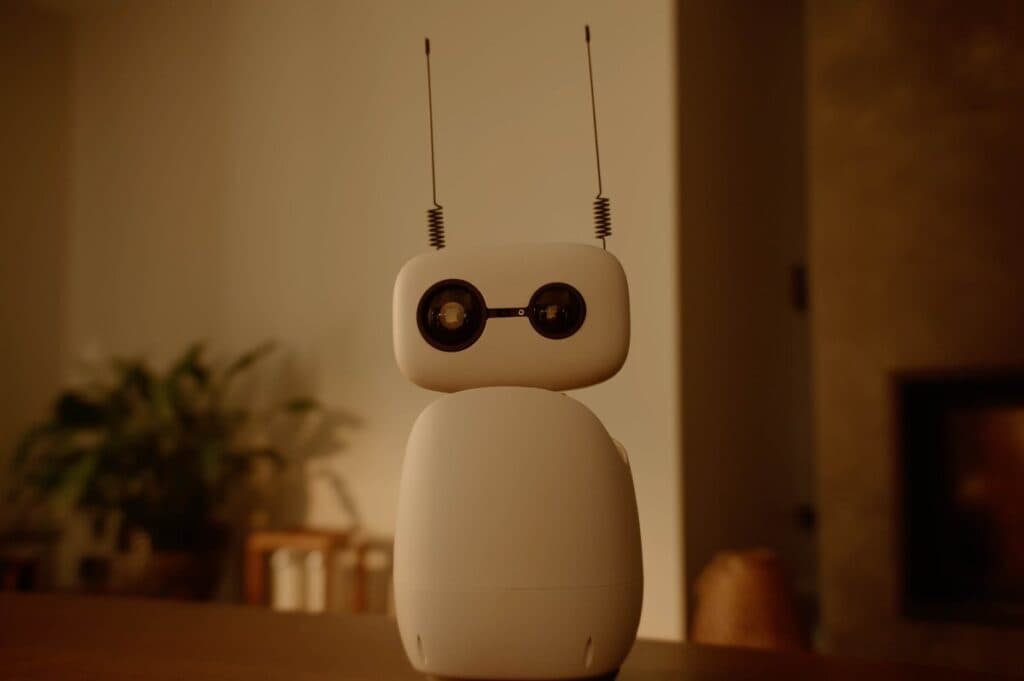 Hugging Face dă startul comenzilor pentru roboții desktop Reachy Mini.