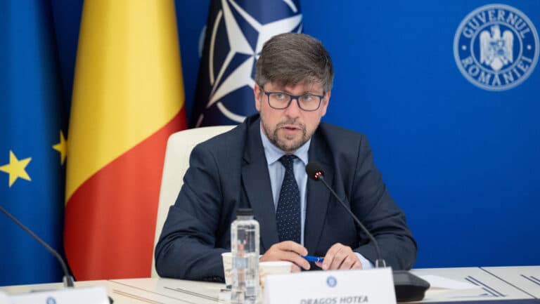 Ilie Bolojan își completează echipa cu un nou consilier: descoperă-l pe Dragoș Hotea.