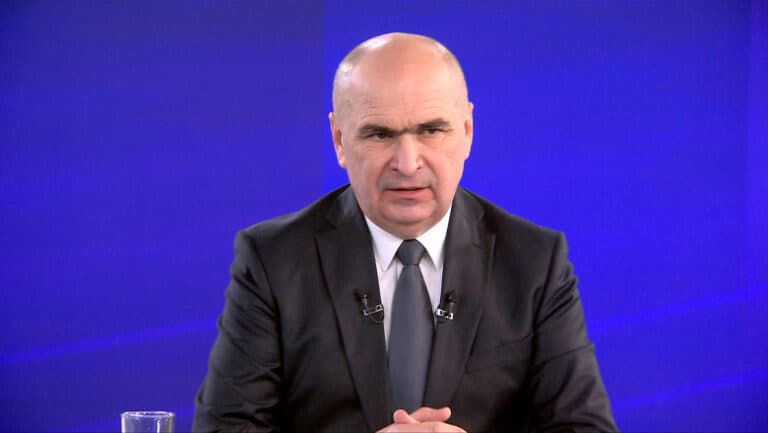 Ilie Bolojan, începând cu ora 19:00, va discuta despre impactul măsurilor fiscale asupra românilor și despre tensiunile din coaliție.