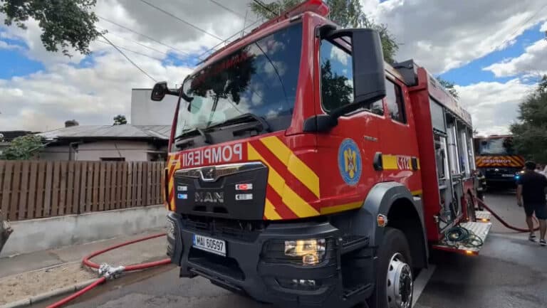 Flăcări devastatoare în Sectorul 1 al Capitalei: pompierii trag un semnal de alarmă privind extinderea incendiului la imobilele din apropiere.