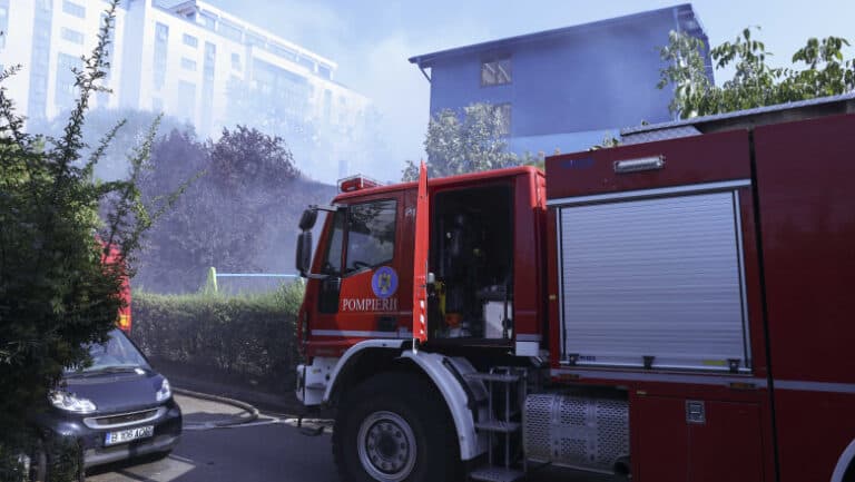 Flăcări devastatoare într-o casă din sectorul 5 al Capitalei. Două persoane au fost transportate de urgență la spital cu arsuri.