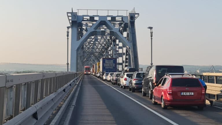 Infotrafic: circulația pe podul Giurgiu – Ruse a fost restabilită după o oprire provocată de un camion defect.