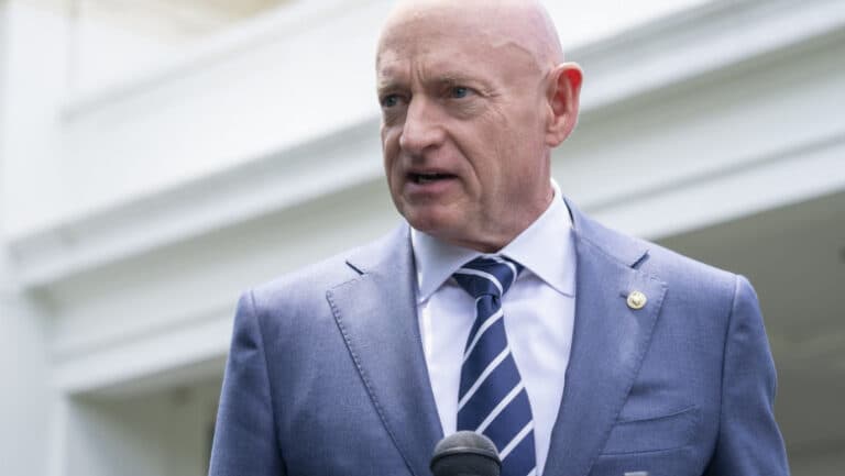 Ionuț Moșteanu și Mark Kelly, discuții esențiale între un politician român și un senator american din domeniul apărării.