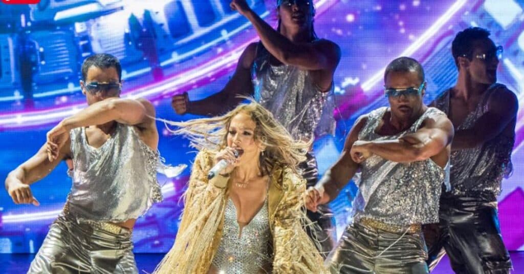 Jennifer Lopez luminează turneul „Up All Night” cu creații vestimentare ce rescriu regulile glamour-ului pe scenă.