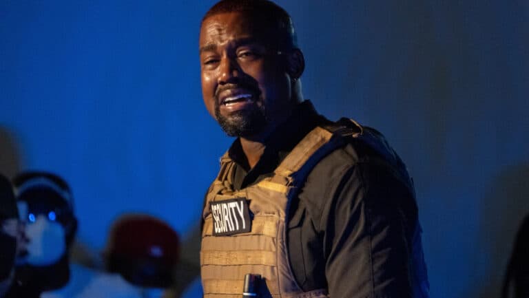 Kanye West, declarat indezirabil în Australia după lansarea unei melodii în care îl proslăvește pe Hitler, visa sa fiind anulată de autorități.