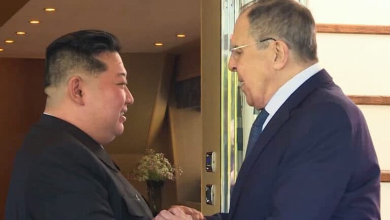 Kim Jong Un are convingerea fermă că Rusia va triumfa în Ucraina. Ce angajamente a făcut în fața lui Serghei Lavrov în timpul vizitei sale în Coreea de Nord?