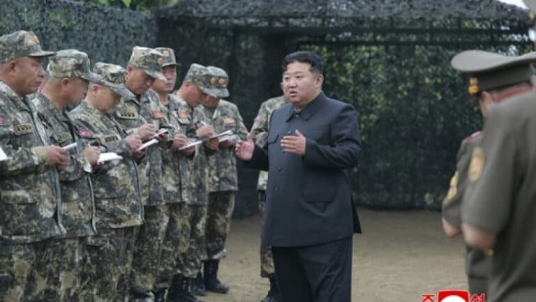 Kim Jong Un îndeamnă trupele la o pregătire intensă pentru un „război autentic”.