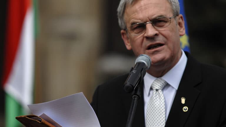 László Tőkés solicită autonomie pentru comunitatea maghiară din Transilvania în cadrul unui discurs susținut la Băile Tușnad, alături de premierul Viktor Orbán
