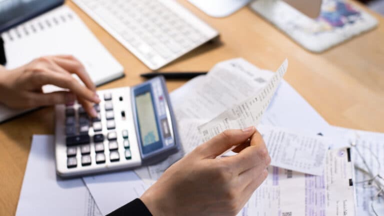 Măsurile fiscale pentru 2025-2026: Ajustări ale contribuțiilor sociale, majorări ale impozitului pe dividende și reforme în domeniul TVA-ului.