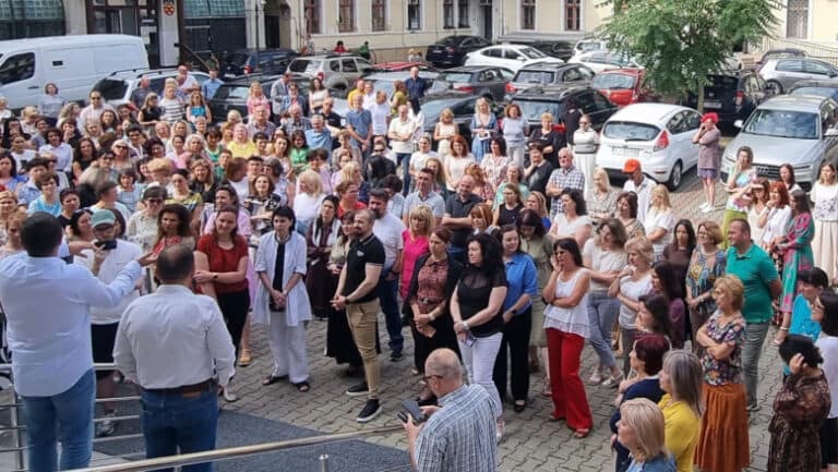 A treia zi de manifestații ale angajaților din sectorul bugetar. Funcționarii ANAF anunță posibilitatea unei greve. Executivul elaborează noi reglementări printr-o „ordonanță cu multiple modificări”.