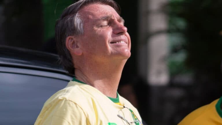 Percheziții la reședința și biroul fostului președinte brazilian Jair Bolsonaro.