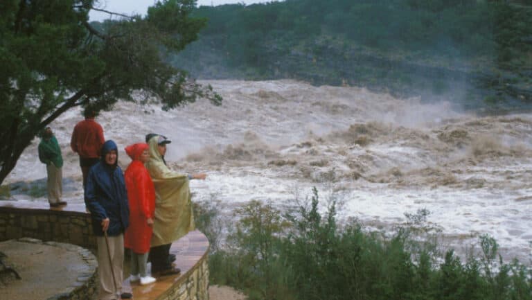 Tragedie în Texas: inundațiile devastatoare înghit o tabără de copii, cu mulți dispăruți și victime confirmate.