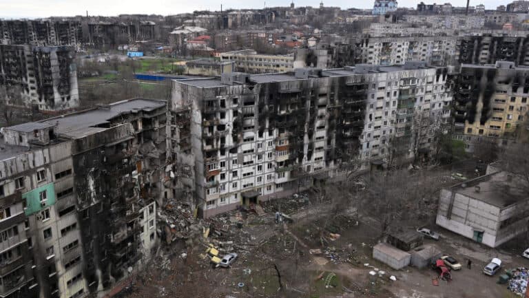 „Mariupol: o rană care sângerează. Locuitorii contestă afirmațiile Moscovei despre revenirea la normalitate.”