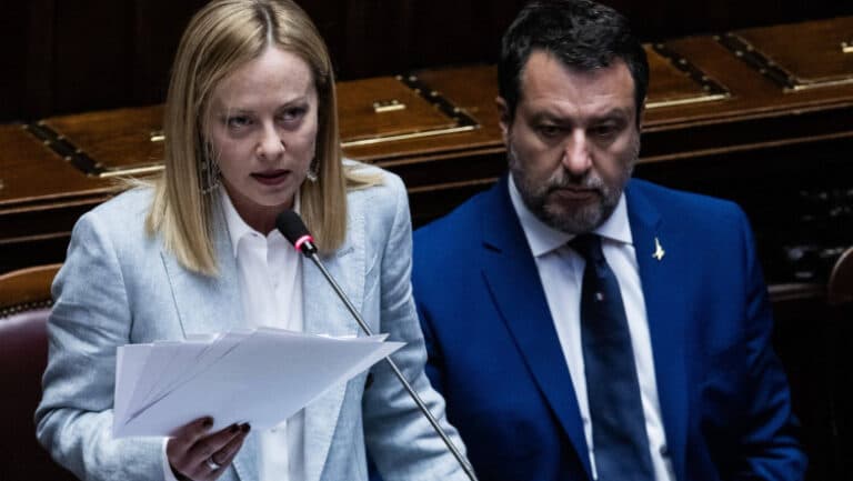 Matteo Salvini, din nou pe banca acuzaților pentru împiedicarea salvării migranților în cazul Open Arms. Giorgia Meloni își exprimă vehement nemulțumirea față de decizia procurorilor.