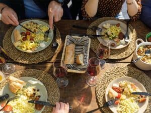 Dieta mediteraneană sau vegetariană: soluții pentru a diminua riscul de constipație odată cu înaintarea în vârstă.