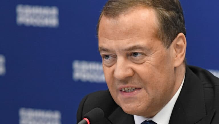 Medvedev avertizează: Rusia are „mâna moartă” pregătită pentru Trump, în urma comentariilor președintelui american