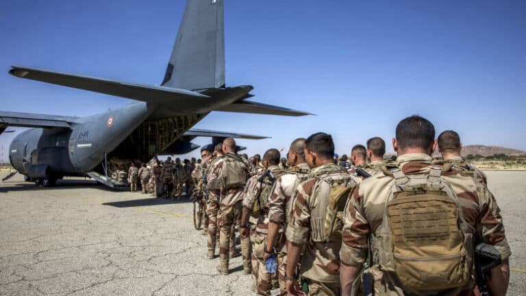 Franța marchează un moment de cotitură: soldații din Paris părăsesc definitiv Sahel.