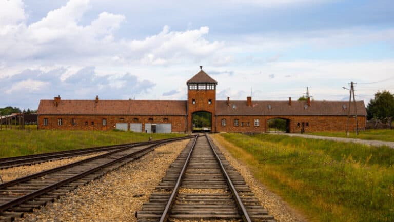 Muzeul de la Auschwitz introduce o platformă online pentru a contracara negarea Holocaustului pe rețelele sociale