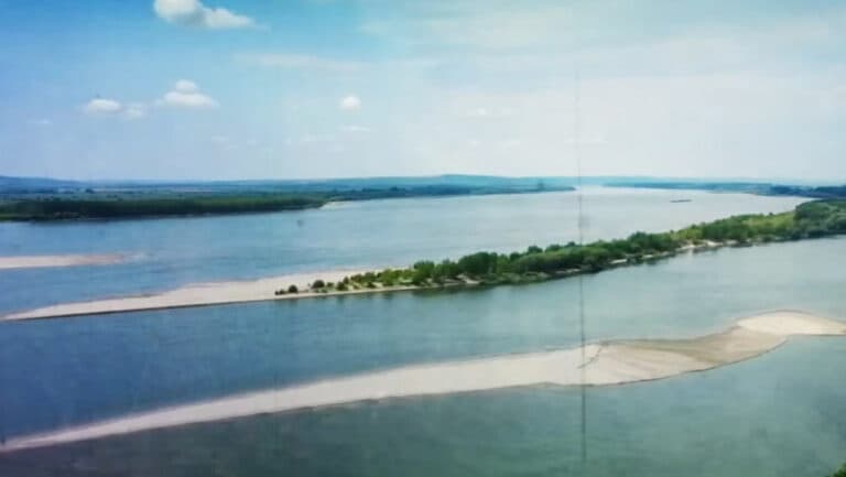 Alertă de știri: Bărcile cu turiști în pericol în Delta Dunării – 4 persoane resuscitate, 6 au ajuns în siguranță la țărm
