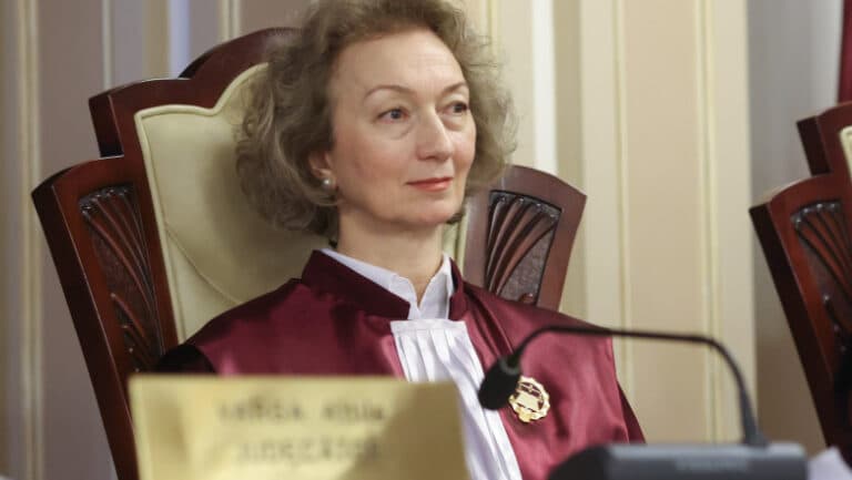 Noutăți de ultimă oră: Simina Tănăsescu devine prima femeie președinte a Curții Constituționale.