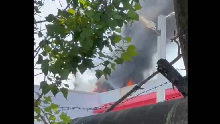 Alertă de incendiu pe terasa mall-ului AFI Cotroceni din București. Pompierii intervin cu zece autospeciale de intervenție.