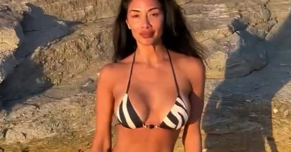 Nicole Scherzinger a împlinit 47 de ani în stil, purtând un costum de baie strălucitor!