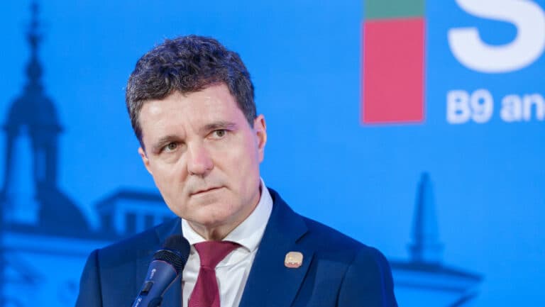 Nicușor Dan contestă la Curtea Constituțională o nouă lege propusă de deputatul Silviu Vexler, care reglementează statutul cultelor.