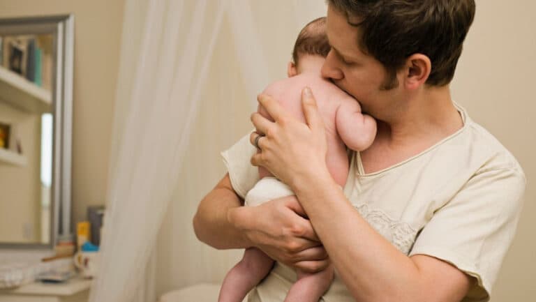 Noul sistem de concediu parental din Spania asigură taților una dintre cele mai extinse perioade de sprijin financiar pentru îngrijirea copilului din întreaga Europă