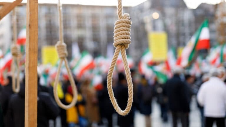 Iranul înregistrează un nou record de execuții, iar unii condamnați au fost acuzați de „vrăjmășie împotriva lui Dumnezeu”