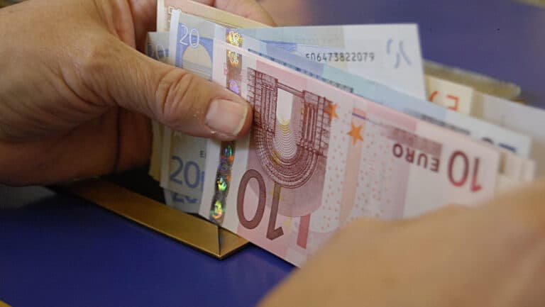 Capturarea unei bande internaționale de hoți români și iranieni în Spania, specializați în escrocheria „colecționarului de bancnote”