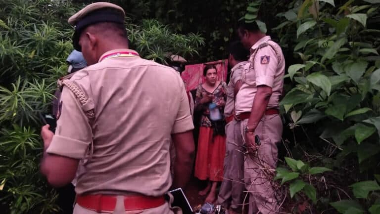 O rusoaică și fiicele ei descoperite într-o peșteră din jungla indiană, înconjurate de șerpi: povestea fascinantă a aventurii lor.