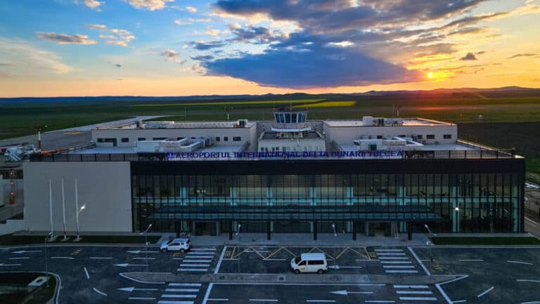 Opt pasageri în trei luni la aeroportul din Tulcea, dar conducerea continuă să angajeze