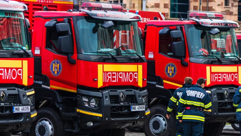 Focul mistuie opt automobile într-o parcare din Sectorul 3 al Bucureștiului. Care sunt cauzele incendiului?
